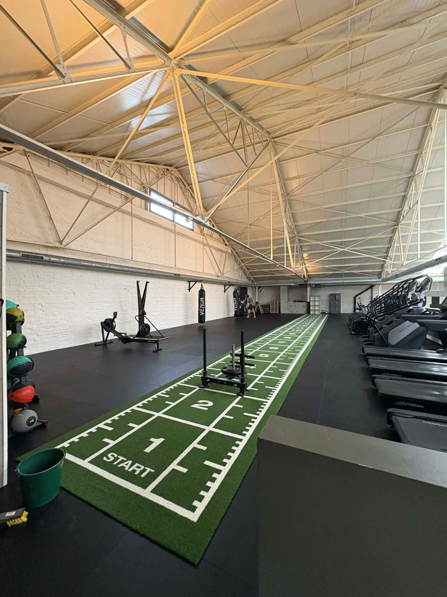Realisatie Fitnessdepot: Sportvloer + sledgebaan