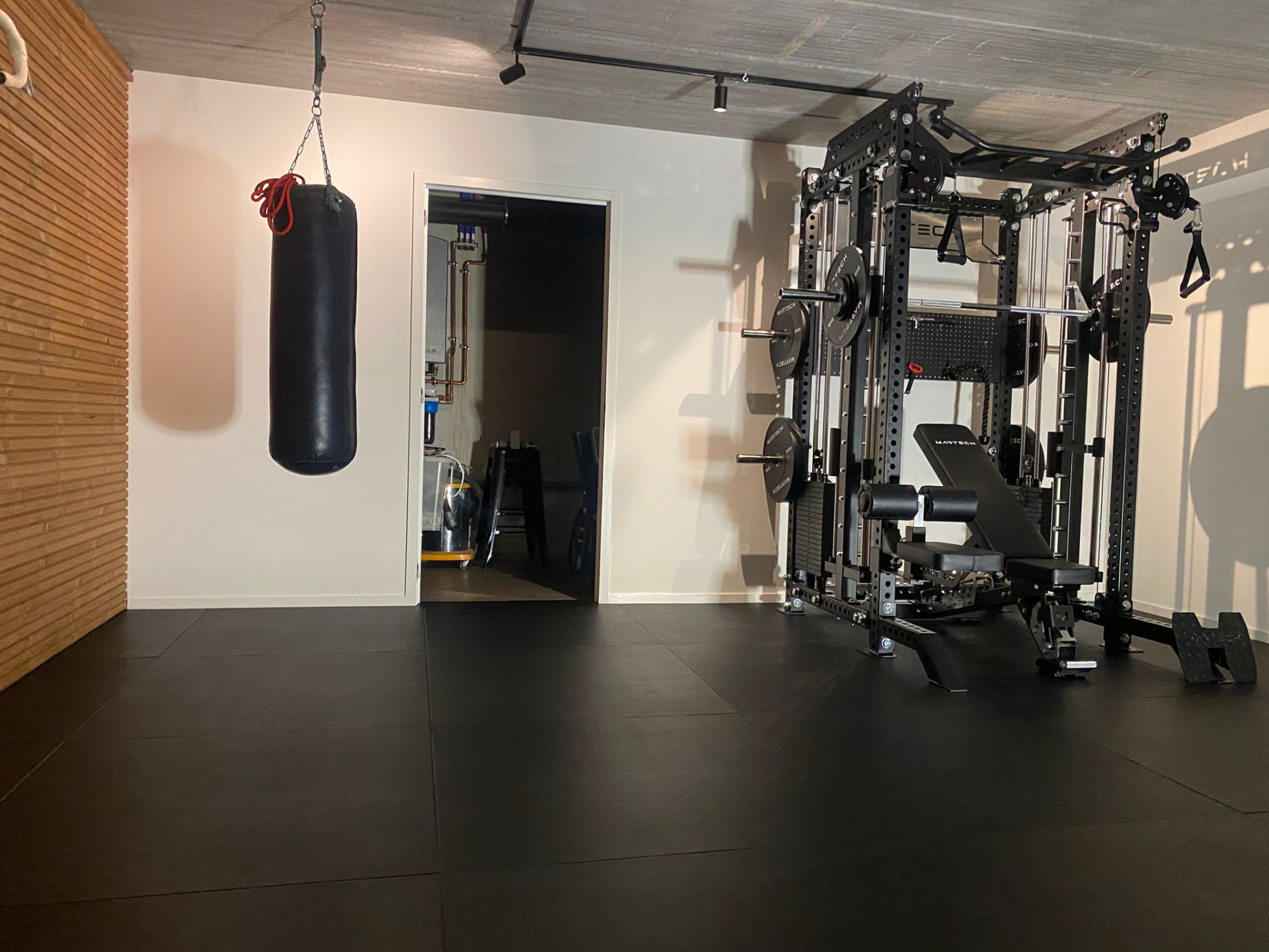 Realisatie Fitnessdepot: Kelder gym met bokszak